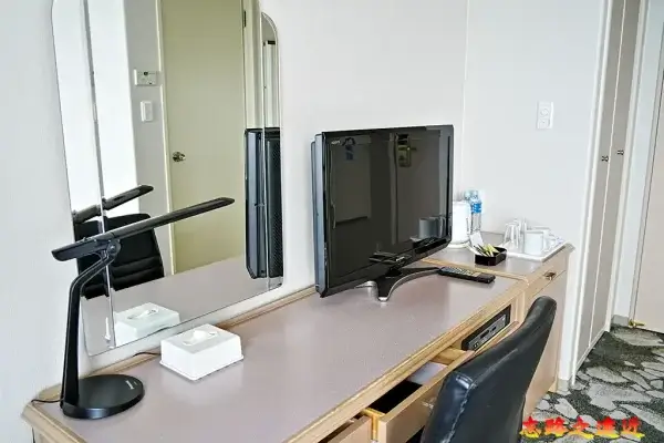 房間書桌電視