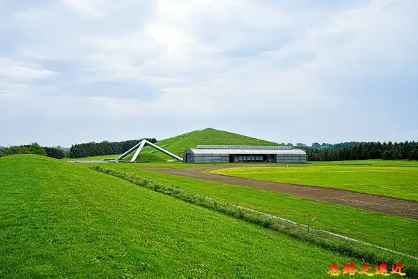 莫埃來沼公園三角錐碑與遊樂山