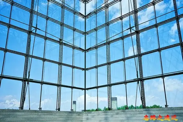 莫埃來沼公園玻璃金字塔湛藍天空