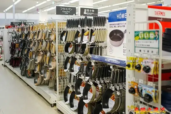 AEON 的自家品牌「HÓME CÓORDY」炒鍋