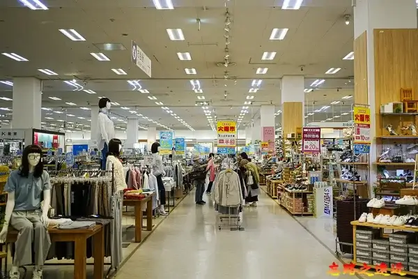 AEON 桑園店開架式衣物賣場