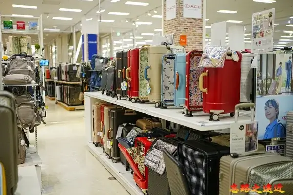 AEON 桑園店開架式行李箱賣場