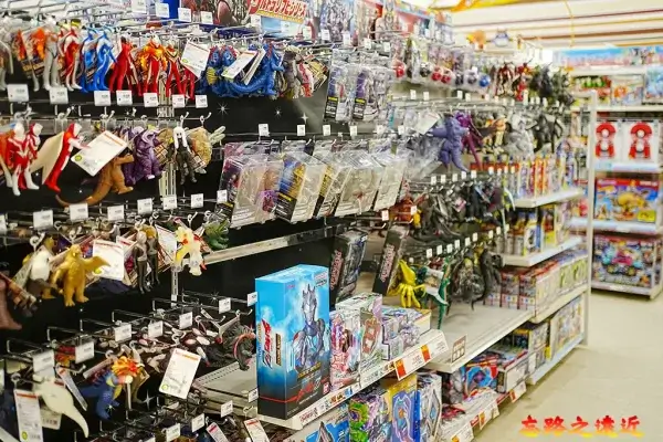開架式賣場玩具區各式玩具