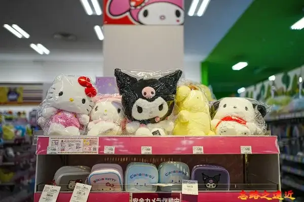 開架式賣場玩具區玩偶