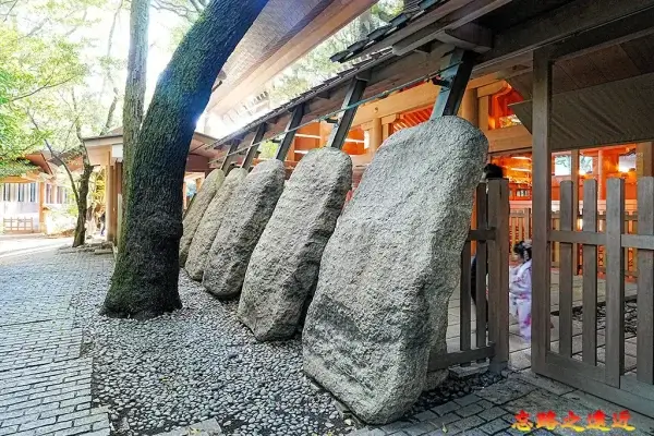 熱田神宮神樂殿旁巨石