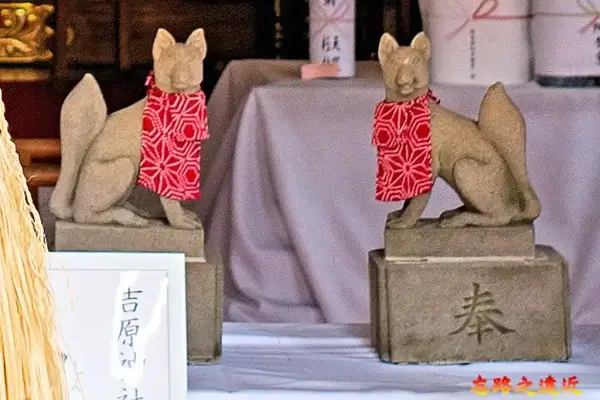 九郎助稻荷的狐狸雕像