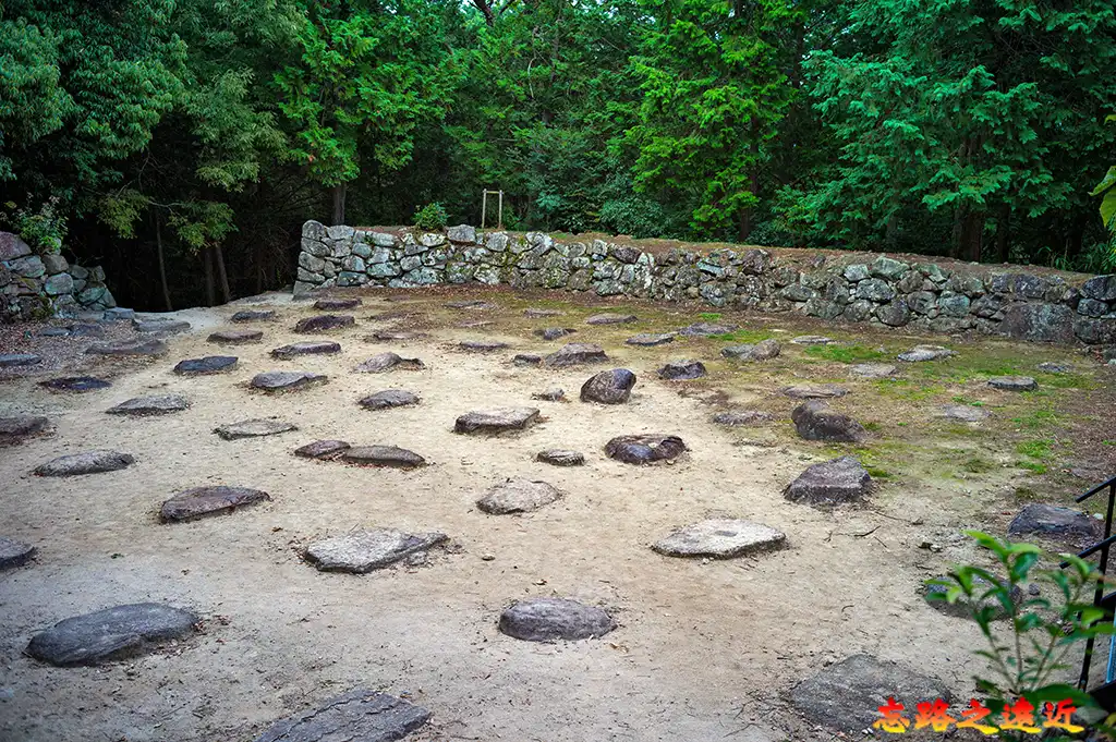 天守台上的天守礎石-2