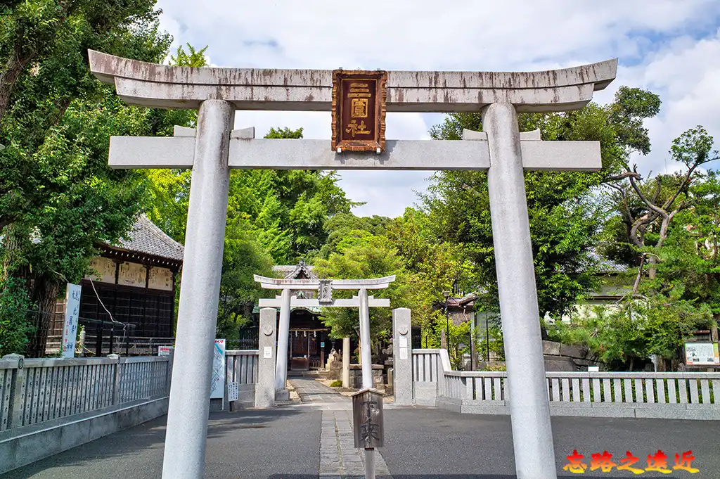 三囲神社第一鳥居