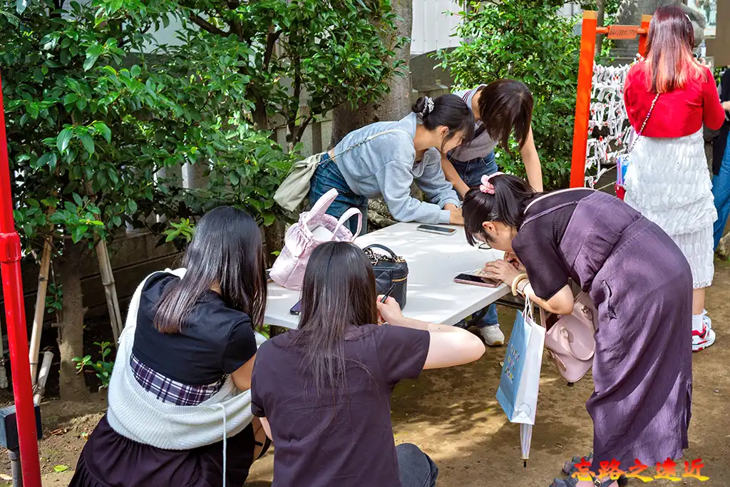 皆中稻荷神社內，忙著寫繪馬祈祝中籤的小朋友們