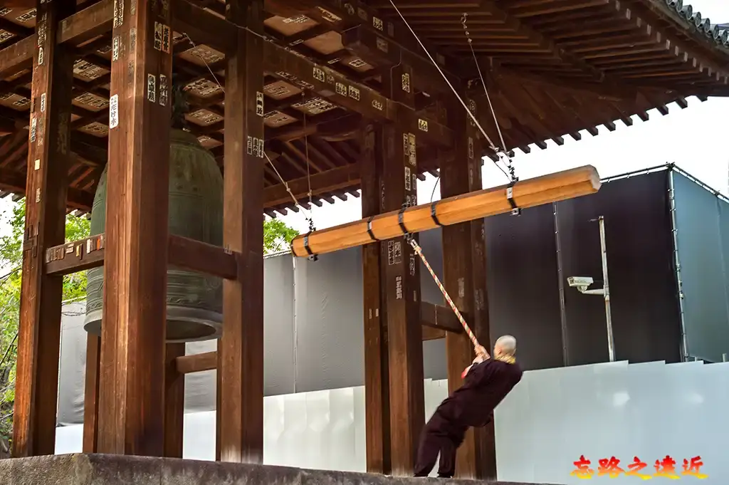 增上寺鐘樓殿撞鐘－拉繩