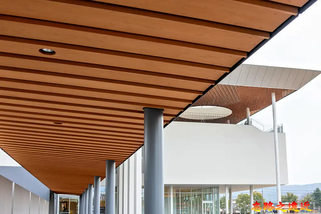 鳥取縣立美術館入口長廊