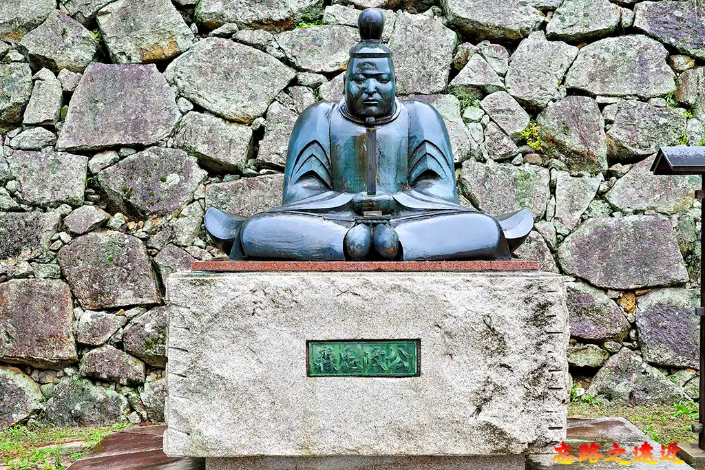 津山城森忠政雕像