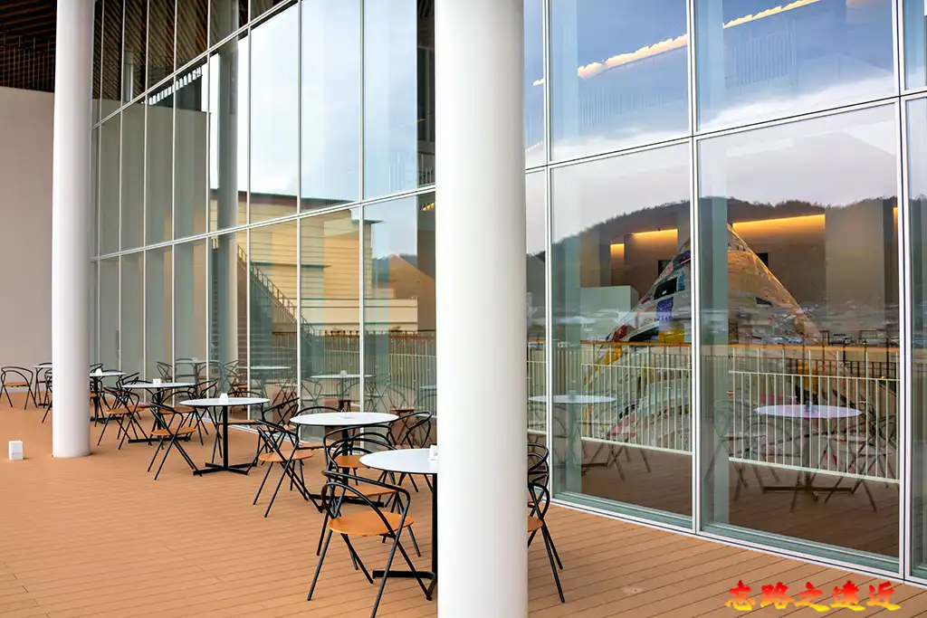 鳥取縣立美術館外落地窗與休憩座椅