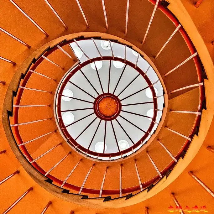 倉吉圓形劇場螺旋階梯下望上