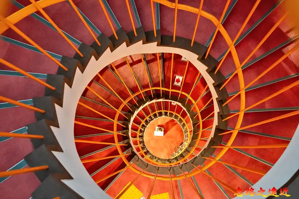 倉吉圓形劇場螺旋階梯上望下