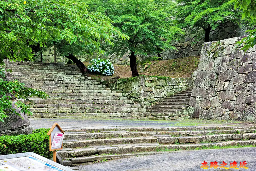 津山城表中門階梯
