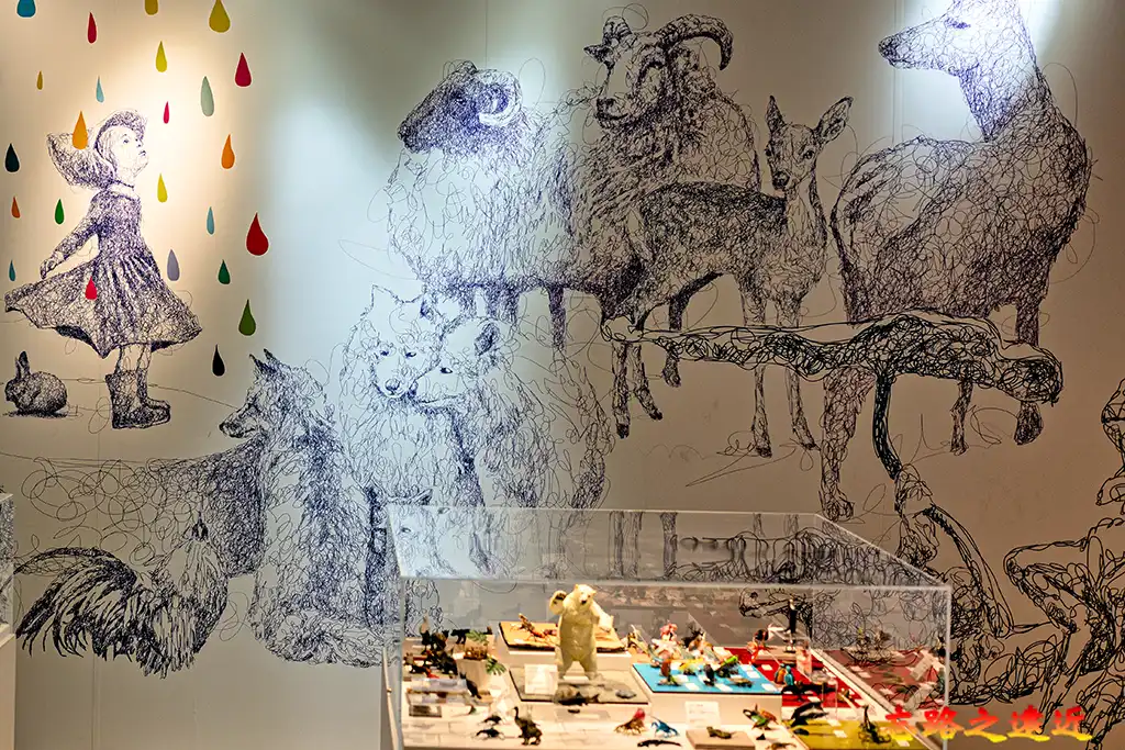 倉吉圓形劇場2B展場內牆上的線條畫