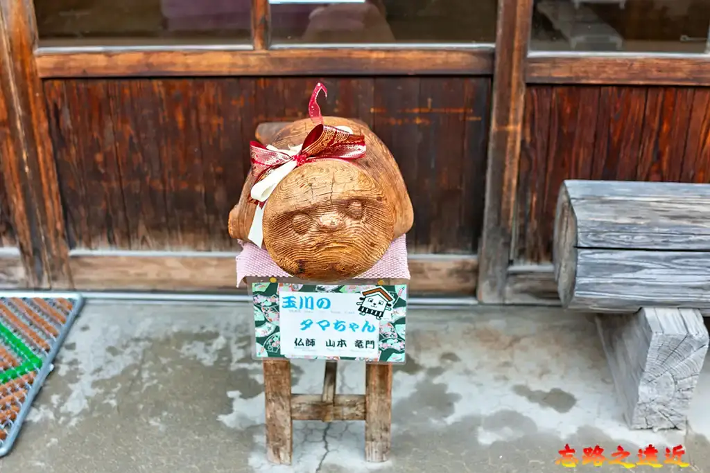 赤瓦白壁土藏群街道旁木雕裝飾