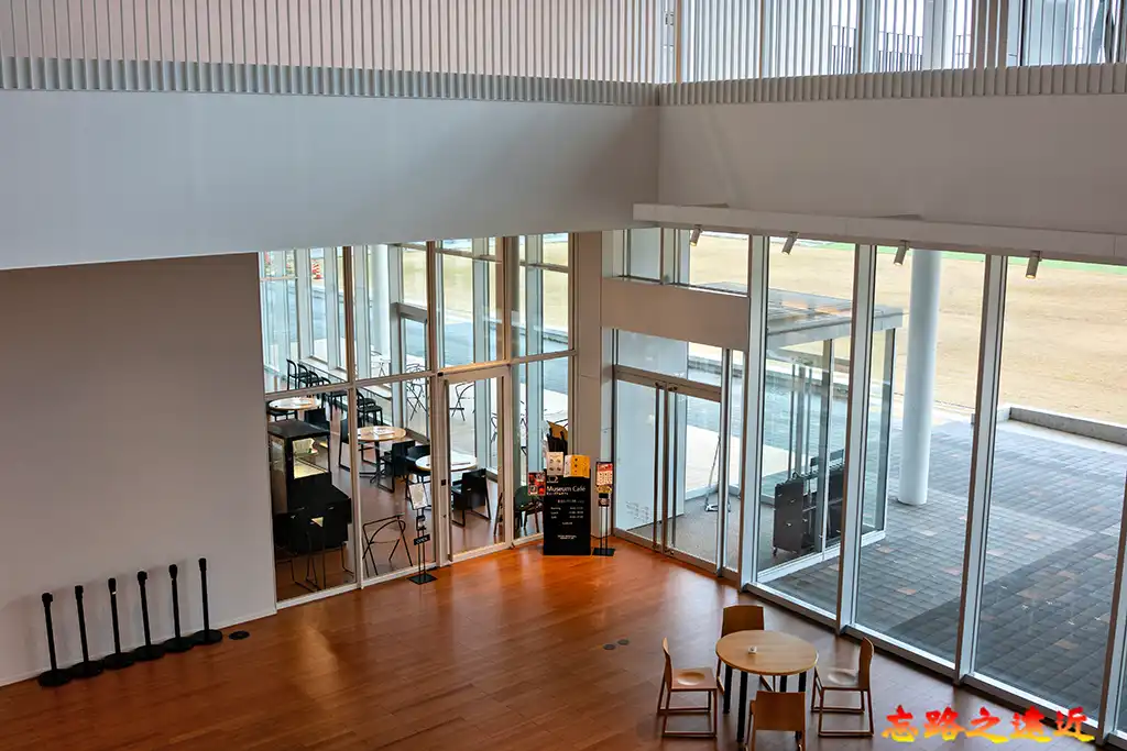 鳥取縣立美術館2樓望向1樓