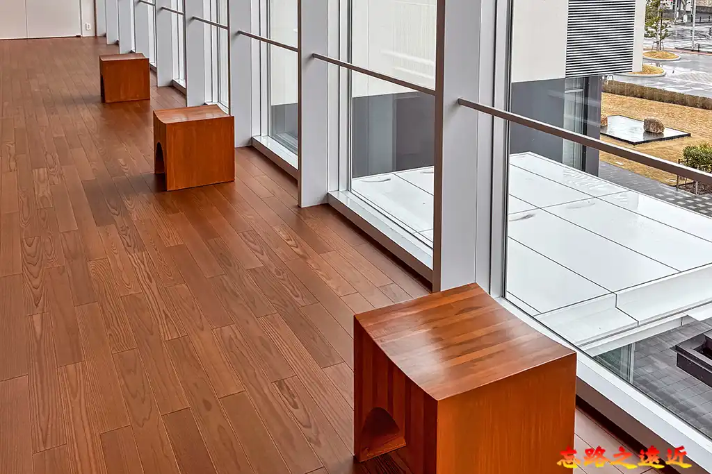 鳥取縣立美術館二樓落地窗旁