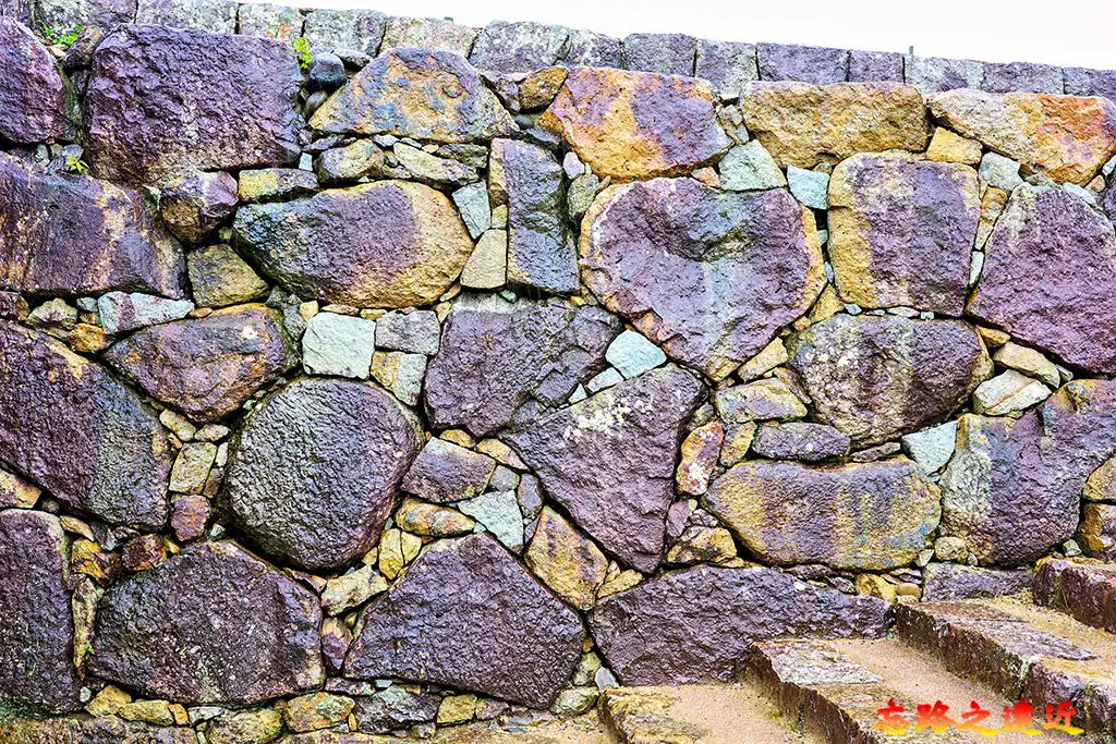 津山城登上天守台石階旁的「魔力心形石」