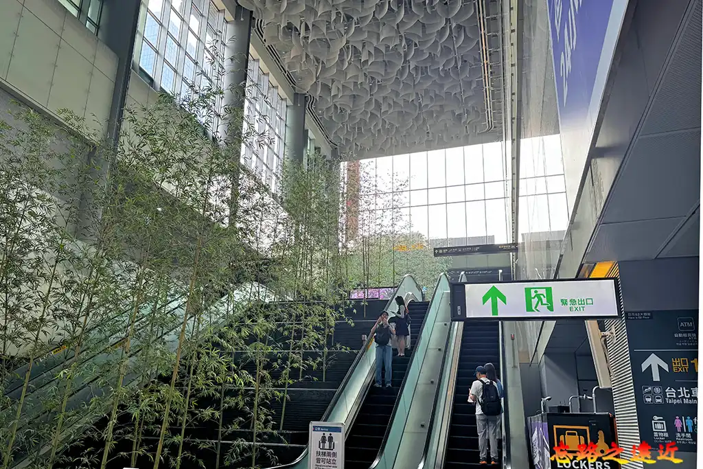 機場捷運A1台北站區 竹林瀑布