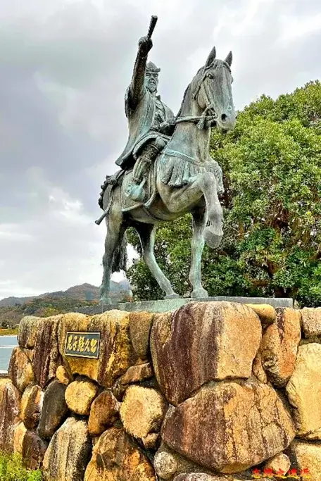 【日本百大名城65】中国篇-月山富田城~山陰地區首屈一指的巨型山城 3 安來三日月公園內尼子經久雕像