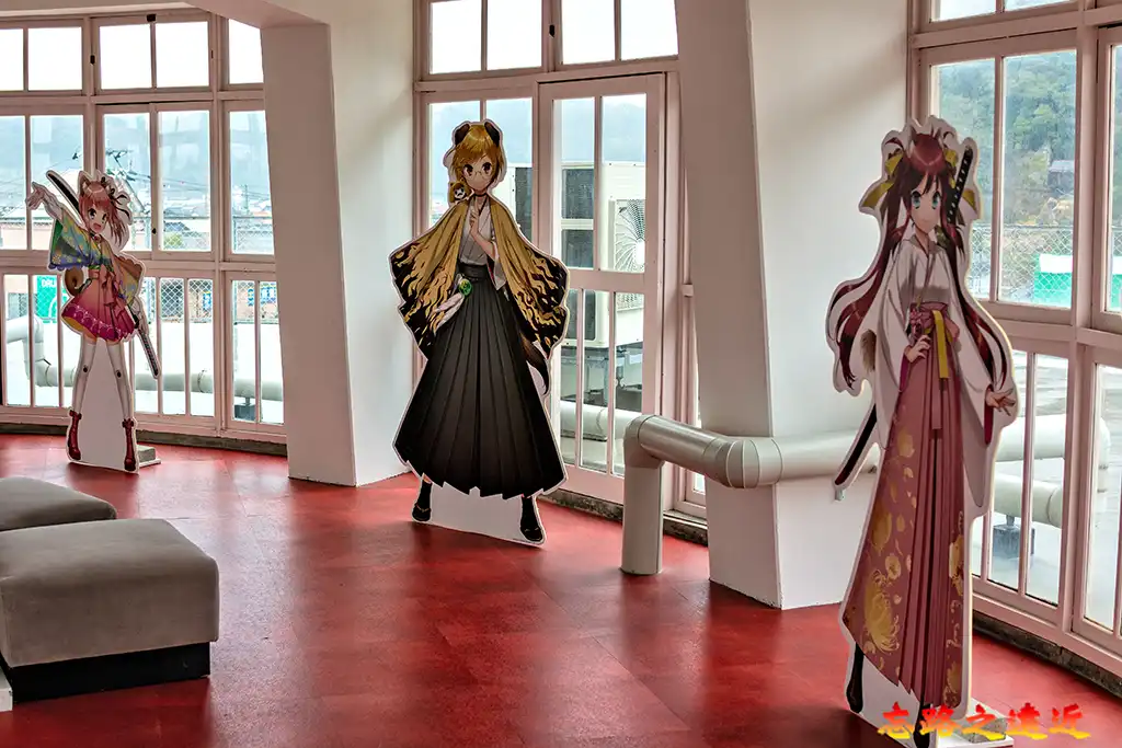 倉吉圓形劇場三樓「日向美♪」樂團美少女等身立牌