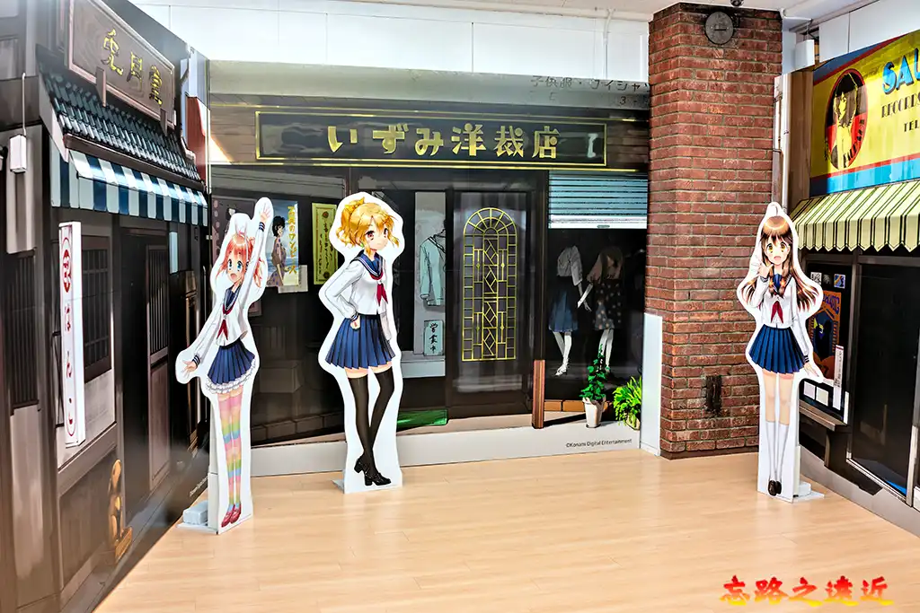 倉吉圓形劇場三樓的展現「倉野川市」的街景商店與「日向美♪」樂團角色