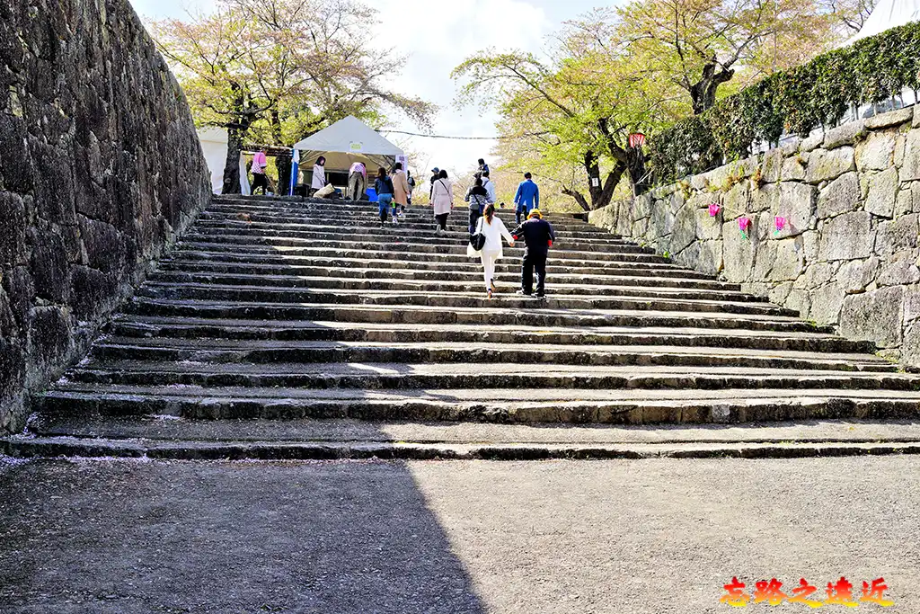 津山城表中門階梯