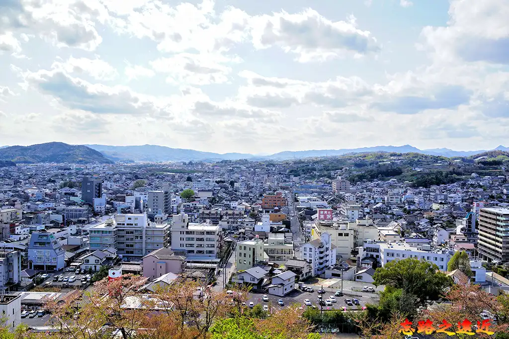 津山城二之丸眺望城下町與遠方群山