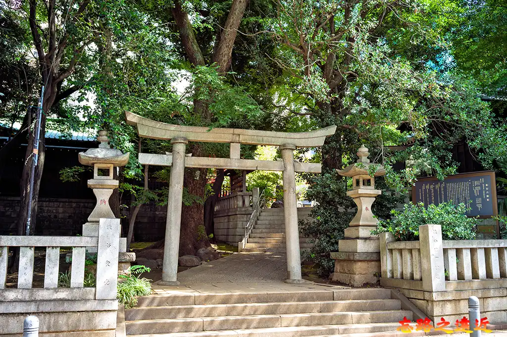 金王八幡宮石鳥居入口