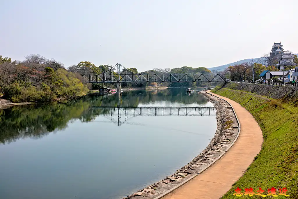岡山城隔著旭川與後樂園相對