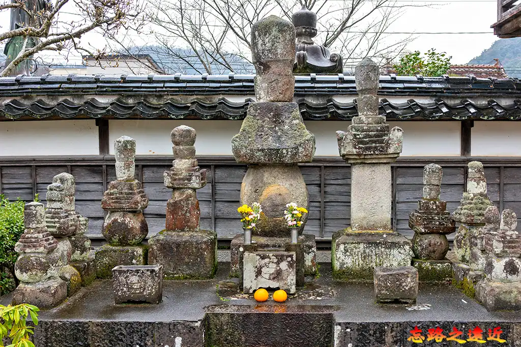 大岳院「里見墓所」