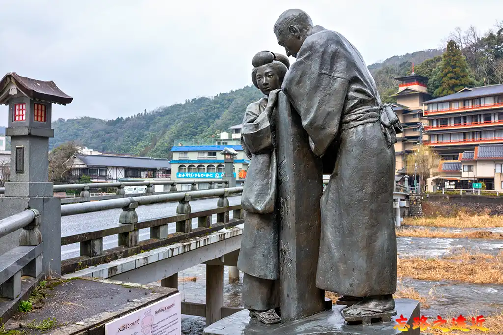 【鳥取.倉吉】三朝溫泉散策~日本遺產健康之湯、景點路線、泡湯、美食完整攻略 1 次全覽 (Misasa Onsen) 6 三朝溫泉「三朝小唄」紀念雕像