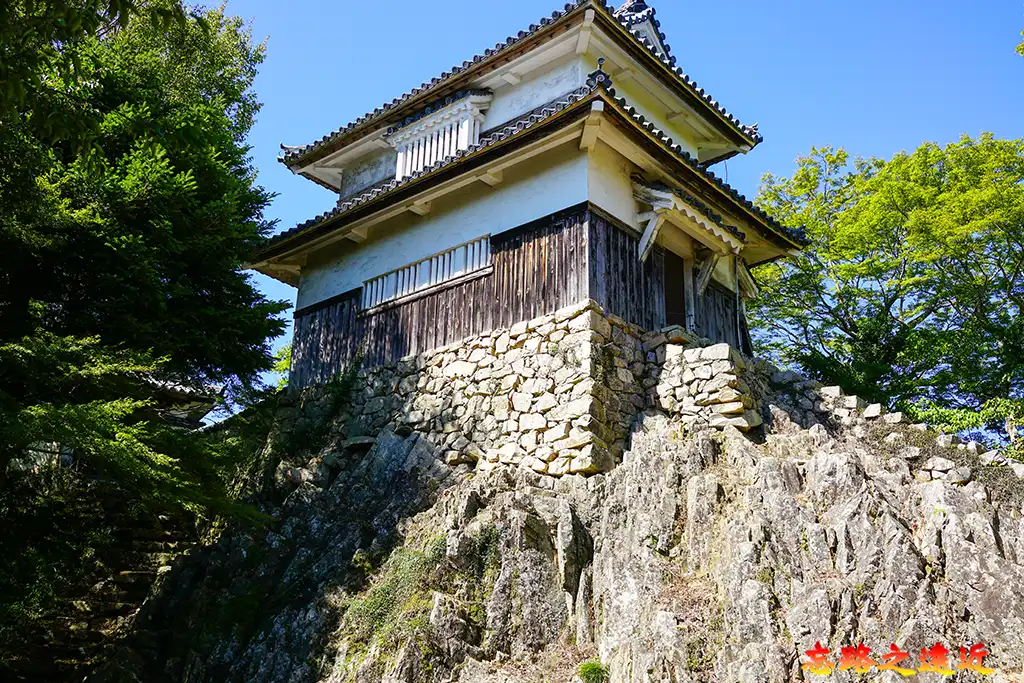 備中松山城二重櫓櫓台石垣架在岩盤之上
