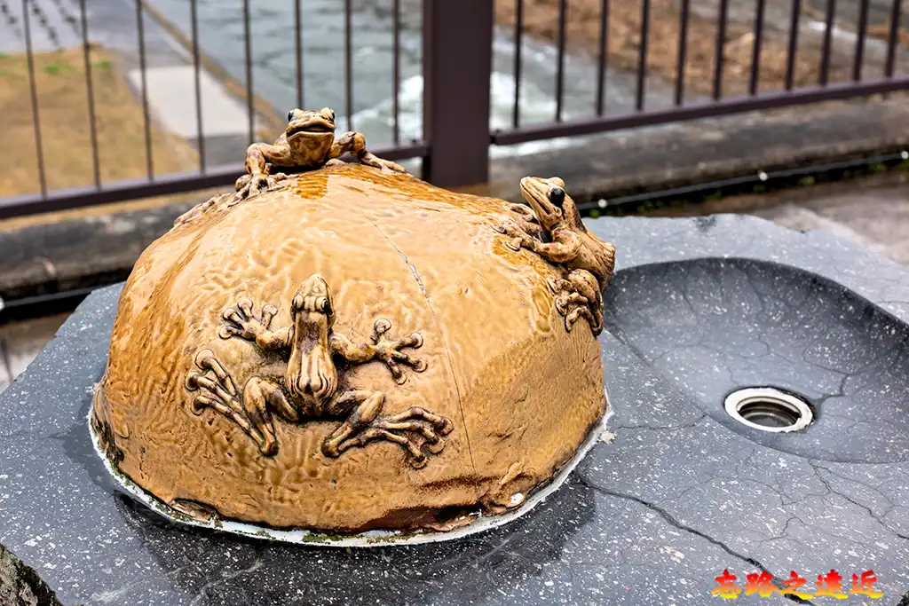 【鳥取.倉吉】三朝溫泉散策~日本遺產健康之湯、景點路線、泡湯、美食完整攻略 1 次全覽 (Misasa Onsen) 29 河鹿橋河鹿蛙像