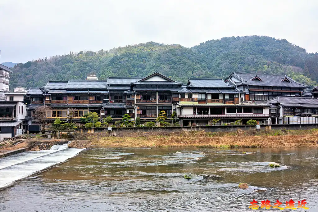 【鳥取.倉吉】三朝溫泉散策~日本遺產健康之湯、景點路線、泡湯、美食完整攻略 1 次全覽 (Misasa Onsen) 34 三朝溫泉三德川左岸大溫泉旅館林立