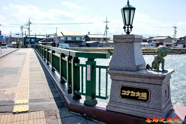 【柯南大道雕像攻略】從「怪盜基德」到「真相只有一個」30座雕像一網打盡 12 柯南大橋拿著放大鏡的柯南
