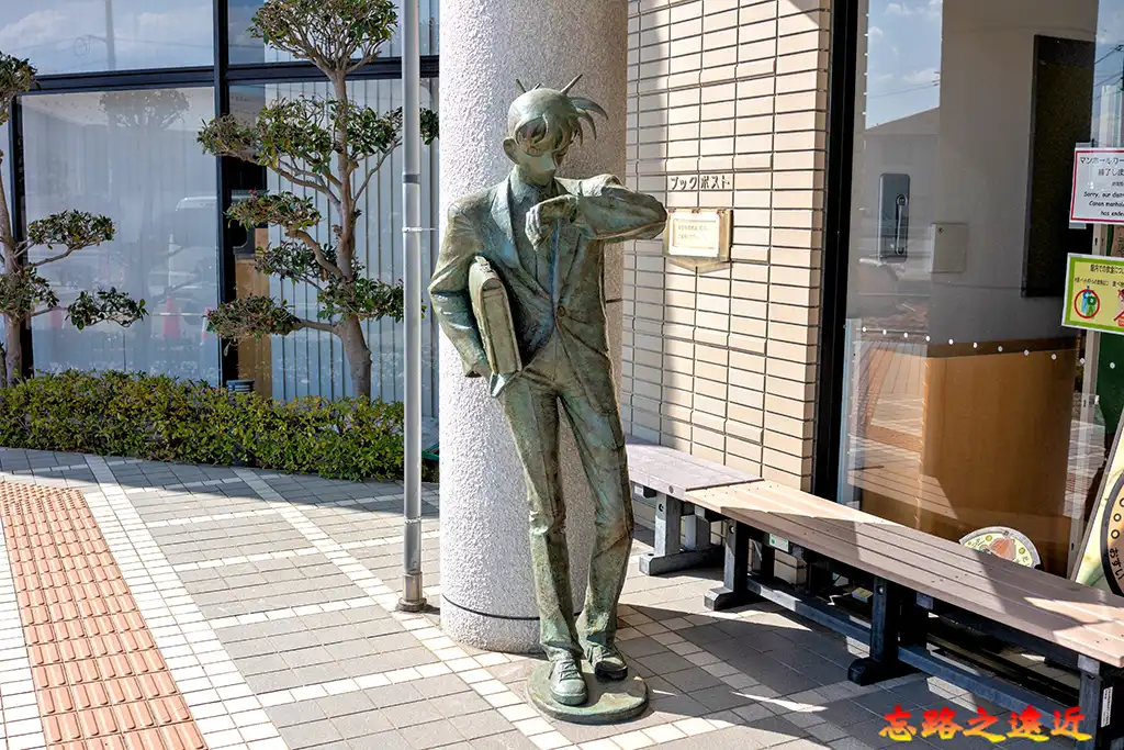 【柯南大道雕像攻略】從「怪盜基德」到「真相只有一個」30座雕像一網打盡 17 等待中的工藤新一-「蘭,又遲到了!」