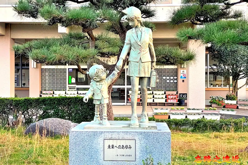 【柯南大道雕像攻略】從「怪盜基德」到「真相只有一個」30座雕像一網打盡 19 小蘭與柯南-邁向未來