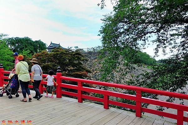 【東北.青森】日本國寶天守,僅存12天守之一的「弘前城」夏日散策(含:交通方式) 16 pic pimg tw look2up 1488096409 3167820337 n jpg