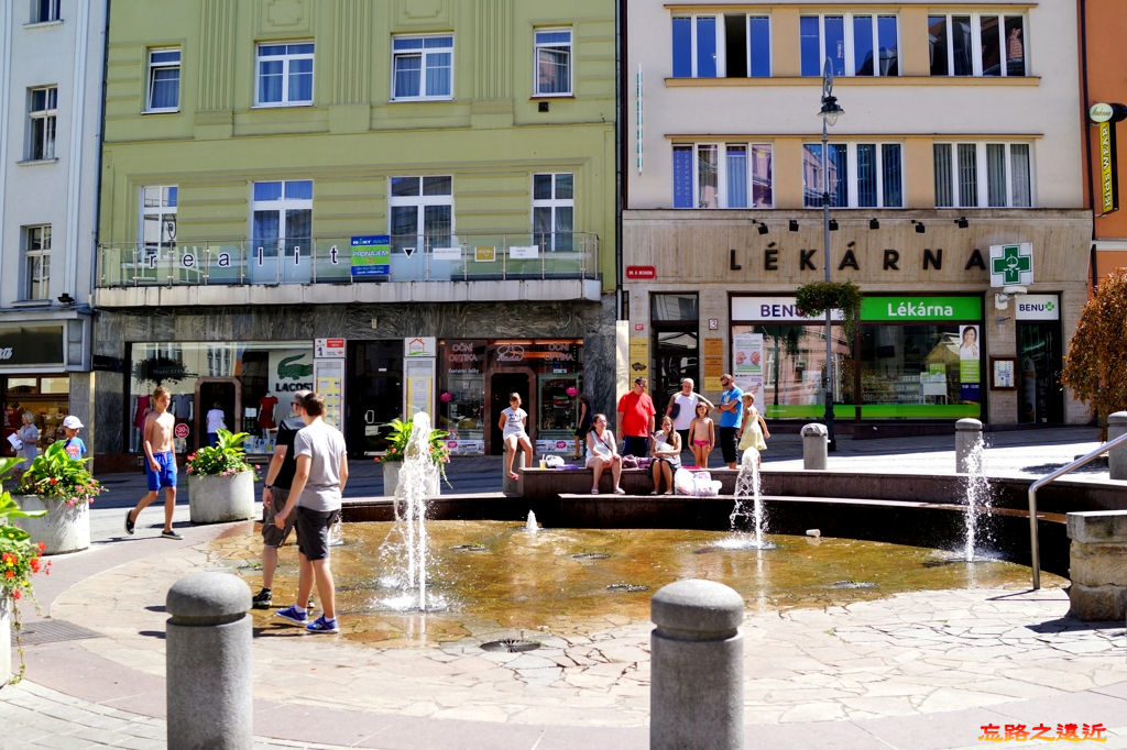 【捷克.卡羅維瓦利 (Karlovy Vary)】到溫泉小鎮散步喝溫泉(含交通、購物) 17 pic pimg tw look2up 1535184303 1777067182 jpg