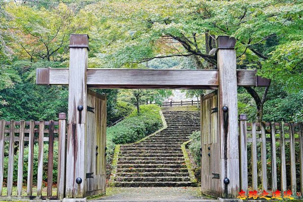 織田信長居館跡前灌木門